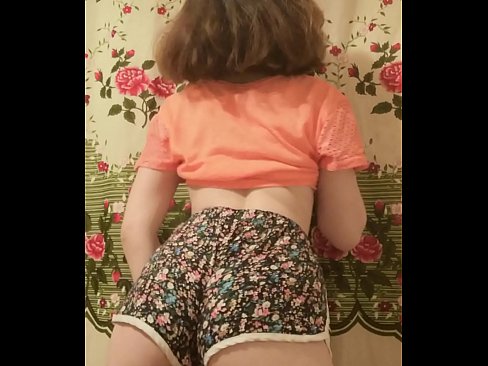 ❤️ セクシーな若いベイブがカメラでショーツを脱ぐ ☑ ファッキングビデオ ❌️