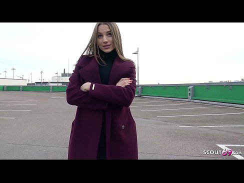 ❤️ ドイツ人スカウトマンは、夢のようにスティール、駐車場のテルテル、お金のためのセクシーに触れることです。 ☑ ファッキングビデオ ❌️