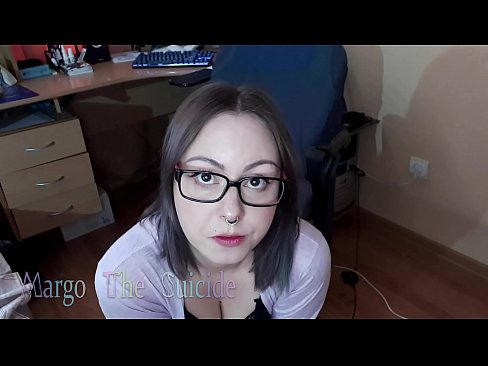 ❤️ 眼鏡をかけたセクシーな少女がカメラに向かってディルドを深くしゃぶる ☑ ファッキングビデオ ❌️