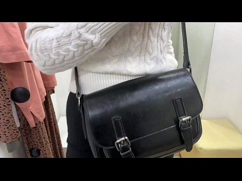 ❤️ 試着室でディルドを使った若い雌犬フェラルベリーの公開オナニー ☑ ファッキングビデオ ❌️