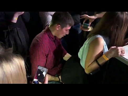 ❤️ ロシアのナイトクラブでリアルセックス。18歳のロシア人少女がナイトクラブで肛門と膣を犯される ☑ ファッキングビデオ ❌️