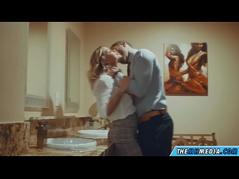 ❤️ 公衆トイレで巨乳金髪美女に誘惑されたら ☑ ファッキングビデオ ❌️